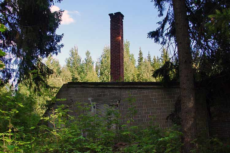 There used to be five to seven conservatories / greenhouses, which were heated; the brick chimney of the largest heating building.