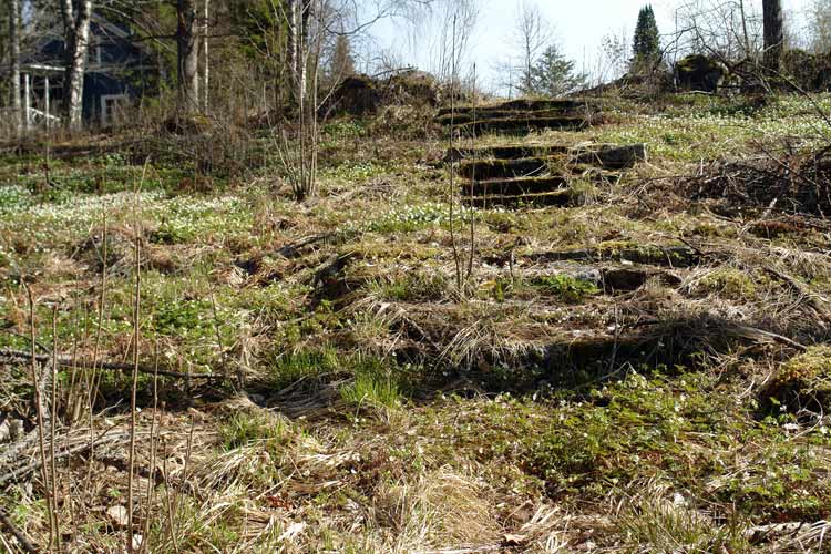 The granite steps leading you down to the shore, where there used to be a bathhouse in the water.