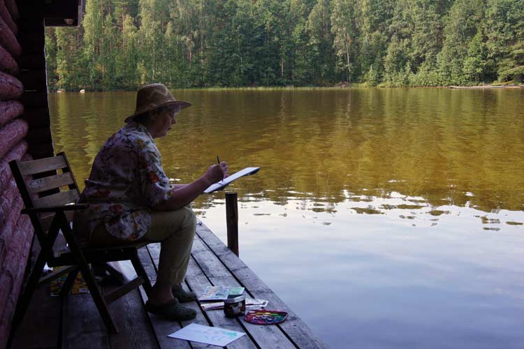 Getting the paper and other materials ready for the watercolor workshop on Puukonsaari - the large island in Puulavesi Lake. The Puukonsaari art workshop.