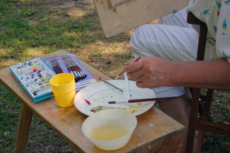 Starting the watercolor by lightly sketching the main shapes. The Puukonsaari art workshop.