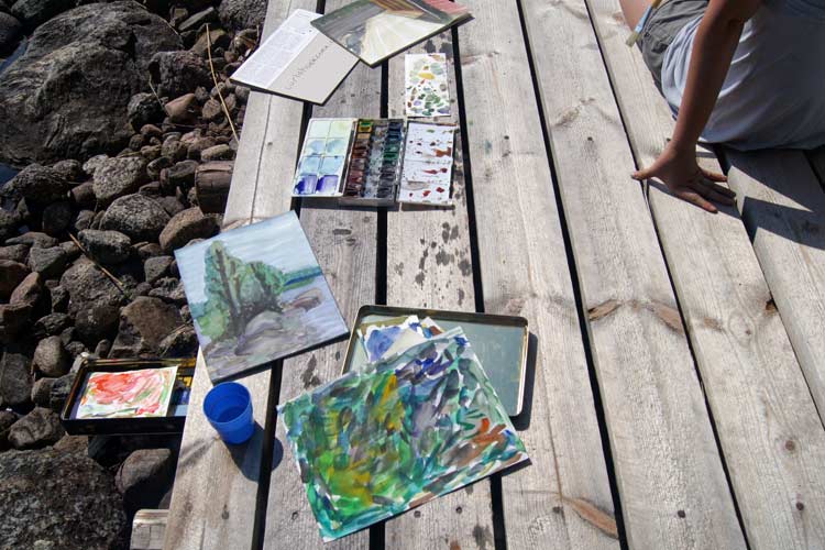 Sketching the outlines of the landscape. The Puukonsaari art workshop.